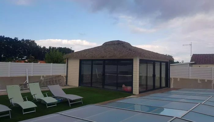 Réalisation d'une toiture tropicale par AbriteToit85 à Beaulieu-sous-la-Roche