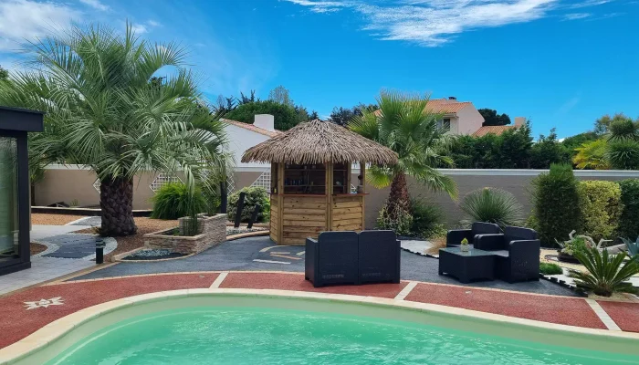 Réalisation d'une toiture tropicale par AbriteToit85 à Beaulieu-sous-la-Roche